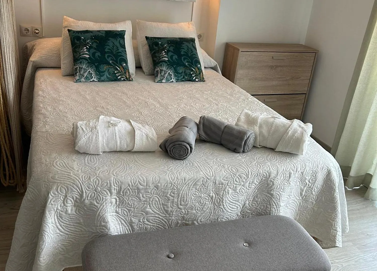 Apartamento Totalmente Reformado Con Piscina Y Jardines Al Lado De La Playa De La Carihuela Torremolinos 0*,  Spanien